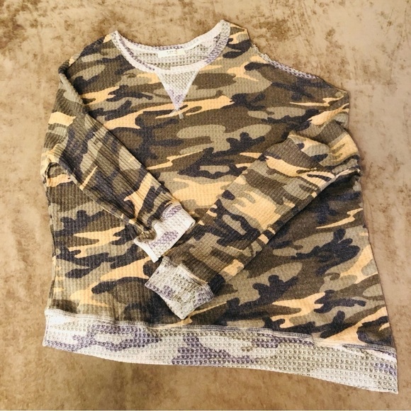 Single Cold Shoulder Camo Asymmetrical Top - Picture 5 of 11